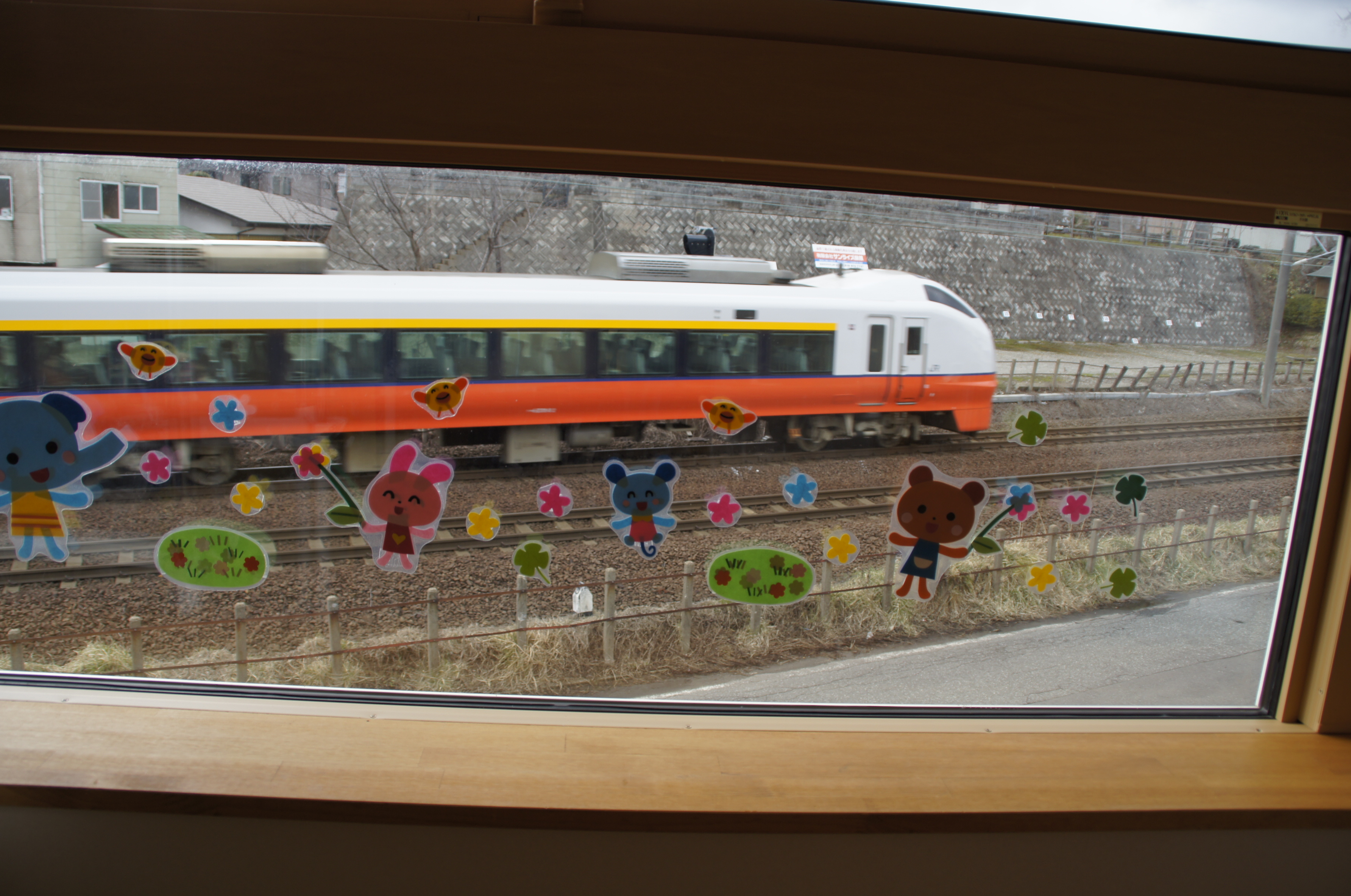 窓から見る特急電車
